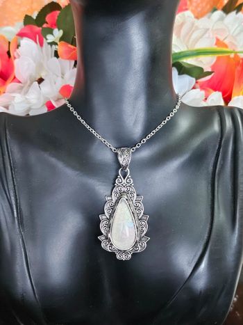 Collier texturé avec pierre de lune en acier inoxydable