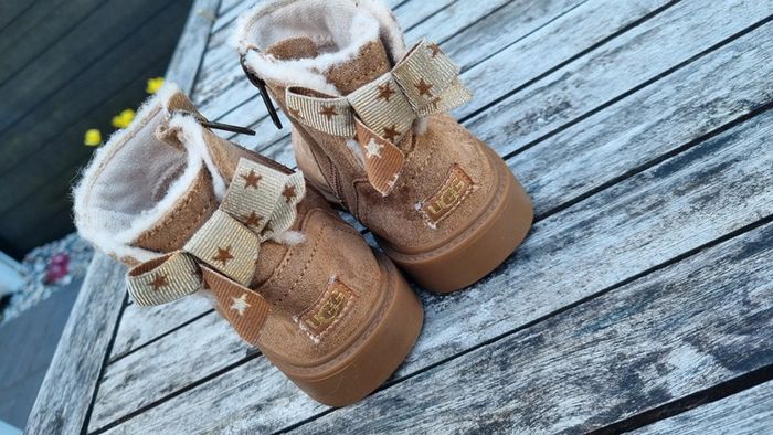 Bottines UGG 27,5  cuir Nubuck marron   très très bon état original - photo numéro 4