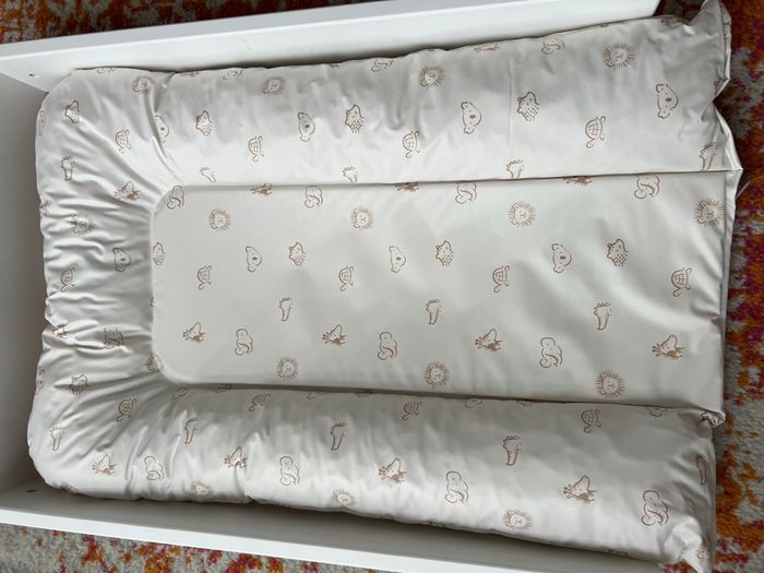 Table à langer complète avec son matelas et housse - photo numéro 3