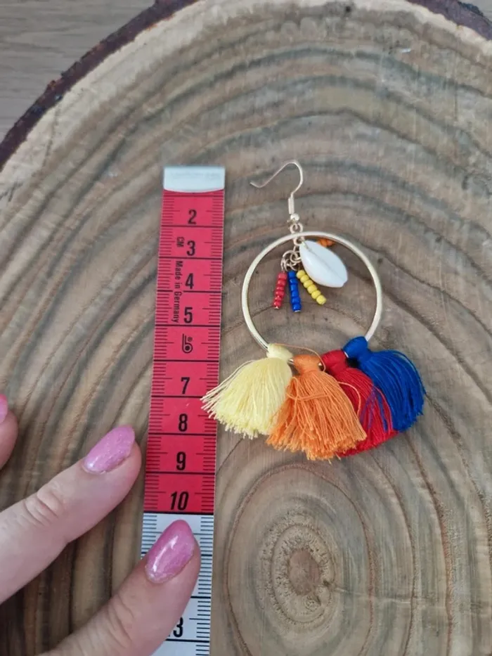 Boucles d'oreilles fantaisies dorées fils multicolores et coquillage - photo numéro 2