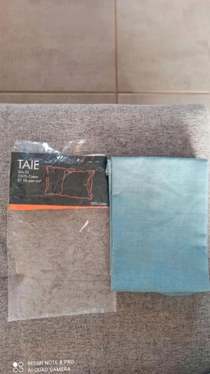 Un taie d  oreiller  bleu 50  x 70  cm