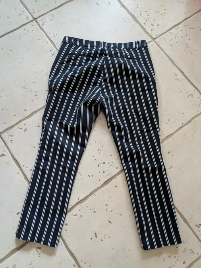 Magnifique pantacourt H&M bleu marine rayé blanc taille 44 - photo numéro 3