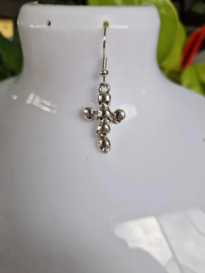 Boucles d'oreilles fantaisies argentées croix et tête de mort - photo numéro 3