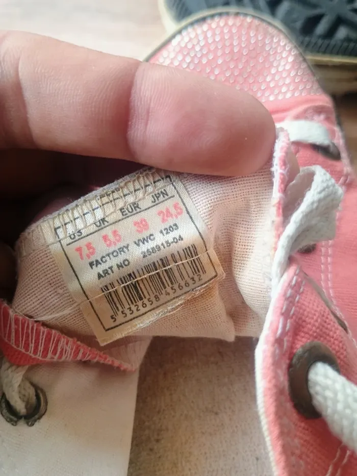 Vends Baskets Converse All Star Pailletées - photo numéro 3