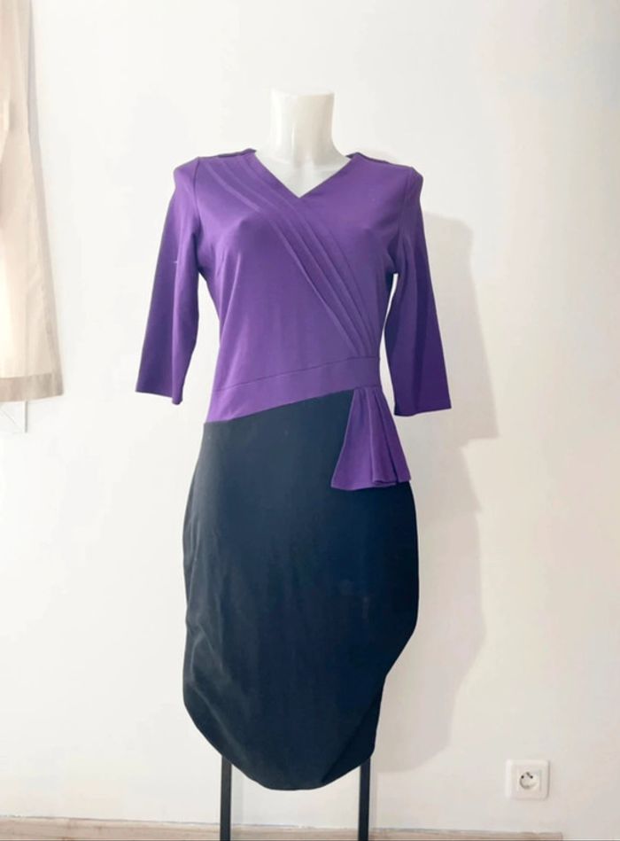 Robe noire et violette