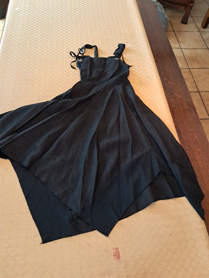 Petite robe noire mi-longue - photo numéro 9