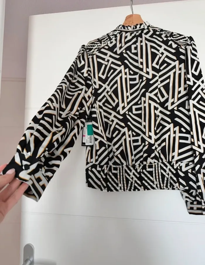 Blouse Karl Lagerfeld noire et blanche à motifs graphiques – T34 - photo numéro 5