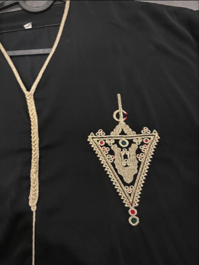 Abaya Noir Élegant avec Broderies Dorées - photo numéro 3