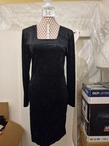 Robe, noir, touché velours, en très très bon état, en polyester, longueur 94cm, marque Miss Sara =4€