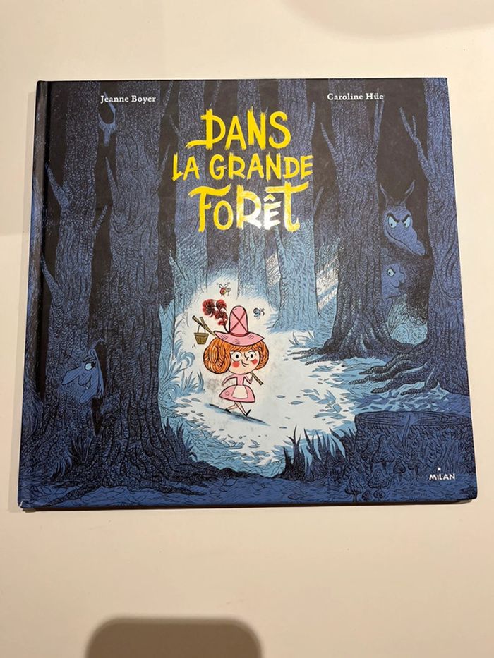 Livre dans la grande forêt