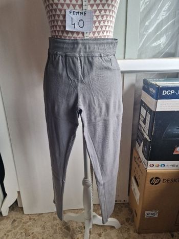 Jegging, gris, neuf, en coton/polyester/elasthanne, marque Dim =7€