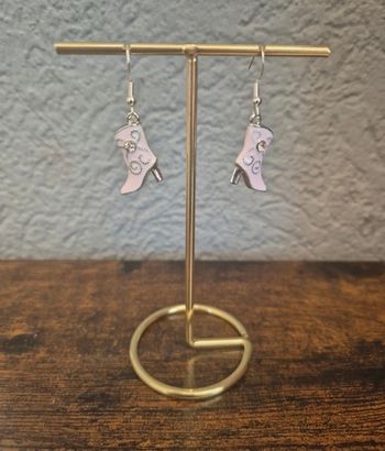 Boucles d’oreilles bottes de cow-boy en métal rose et argenté 🩷🪅 #bijoux #cowboy #argent