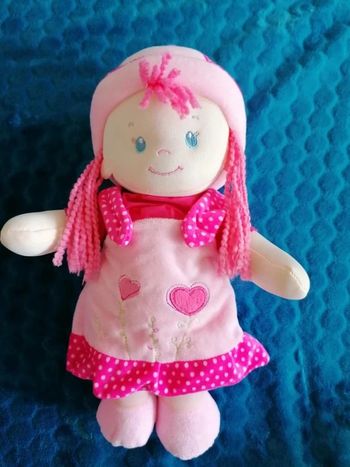 Poupon en peluche robe