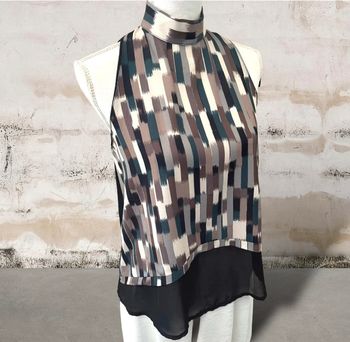 Blouse chic à motifs et voile noir sans manches