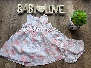 - Robe (F) - 6 mois - Très bon état 