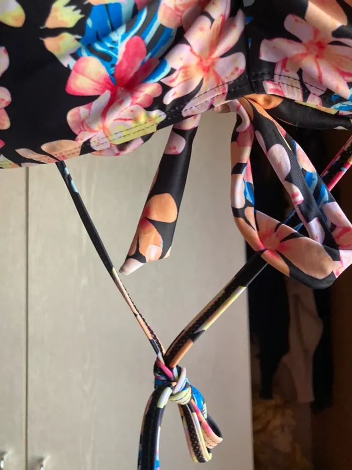 Superbe ensemble bikini noir fleurs exotiques jamais porté marque Tropical Beach - photo numéro 6