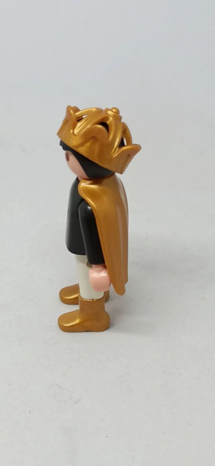 Enfant garçon moyen age prince avec couronne et cape dorées playmobil - photo numéro 4