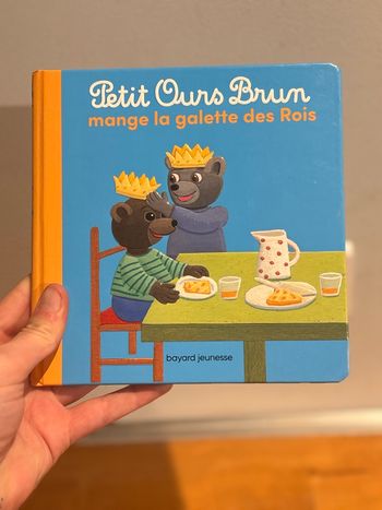 Petit ours brun mange la galette des rois 