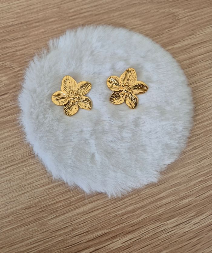 Boucles d'oreilles femme dorées forme fleur - photo numéro 1