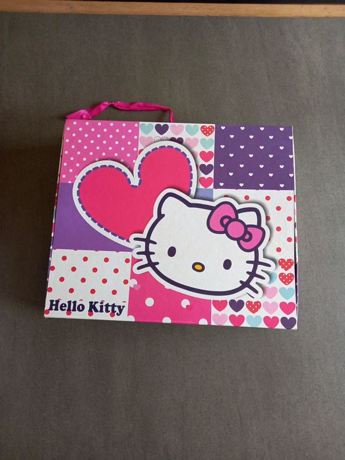 Boîte Hello Kitty et accessoires