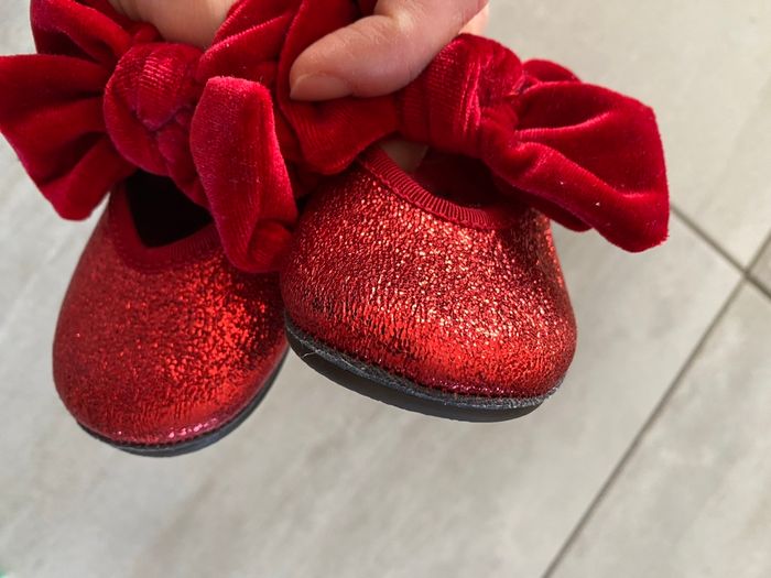 Ballerines bébé 18/19  rouge métallisé noeud velours H&M - photo numéro 3