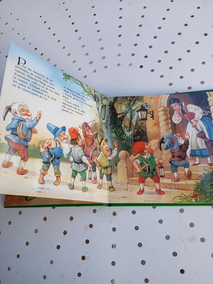 Livre animé Blanche neige en relief - photo numéro 6