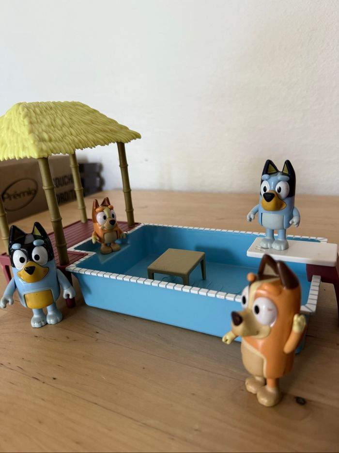 Lot Bluey – Voiture familiale + piscine et terrasse - photo numéro 5