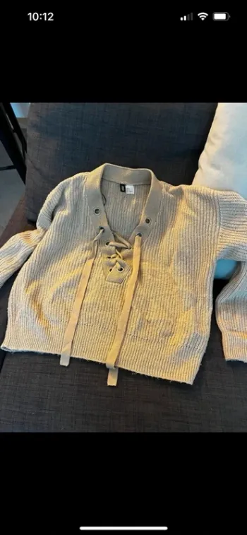 Pull beige à lacets court