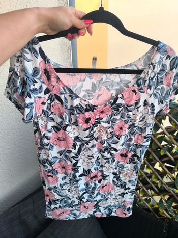 Tee shirt fleuris , état impeccable, taille M