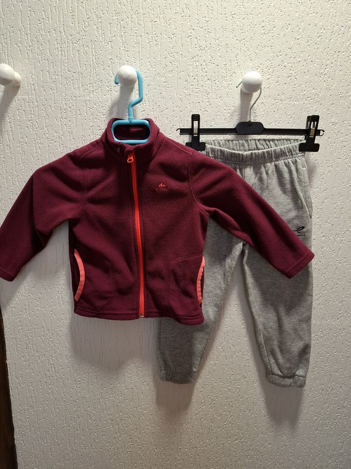 Joli ensemble fille 4 ans veste polaire Quechua et bas survêtement Energetics très bon état