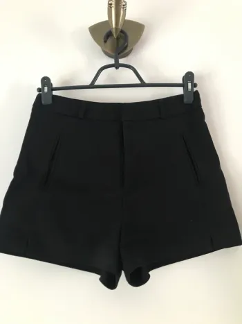 Short noir