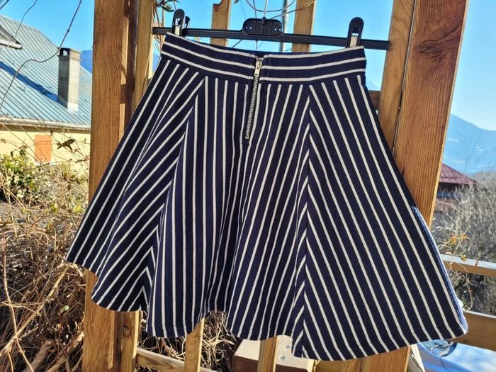 Superbe jupe trapèze H&M, 14 ans, marine rayée blanche - photo numéro 6