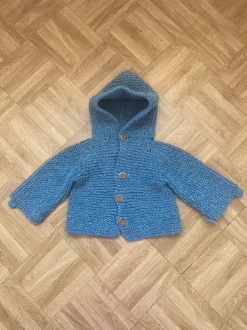 Sweat pull over avec capuche en tricot bleu fait à la main taille 24 mois