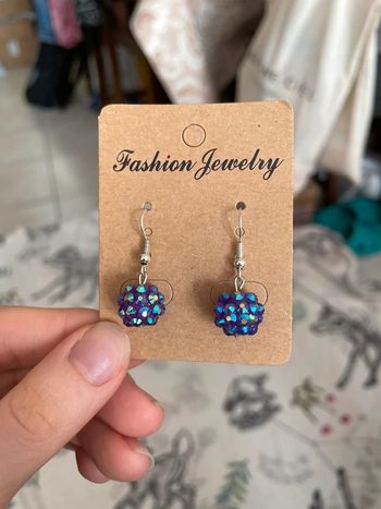 Boucles d’oreilles perles violettes.