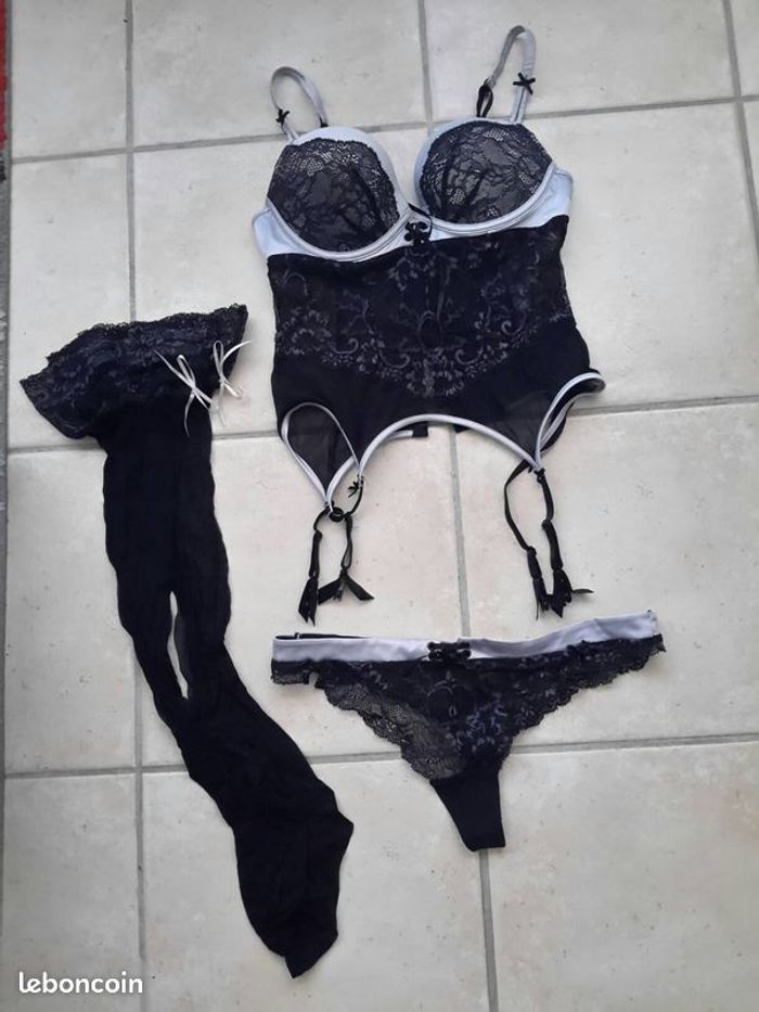 Guêpière + string + bas ROUGE GORGE