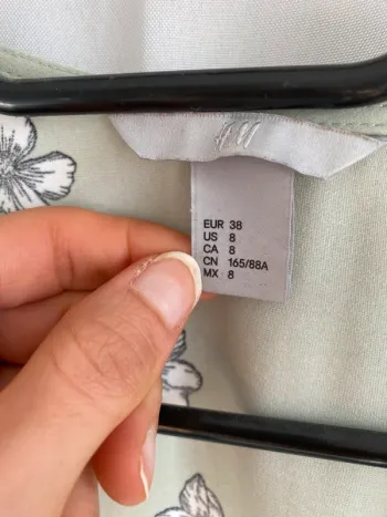 Robe portefeuille verte à fleurs – taille M