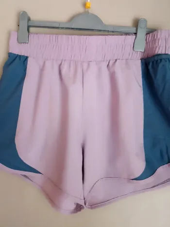 Short neuf taille 42/44