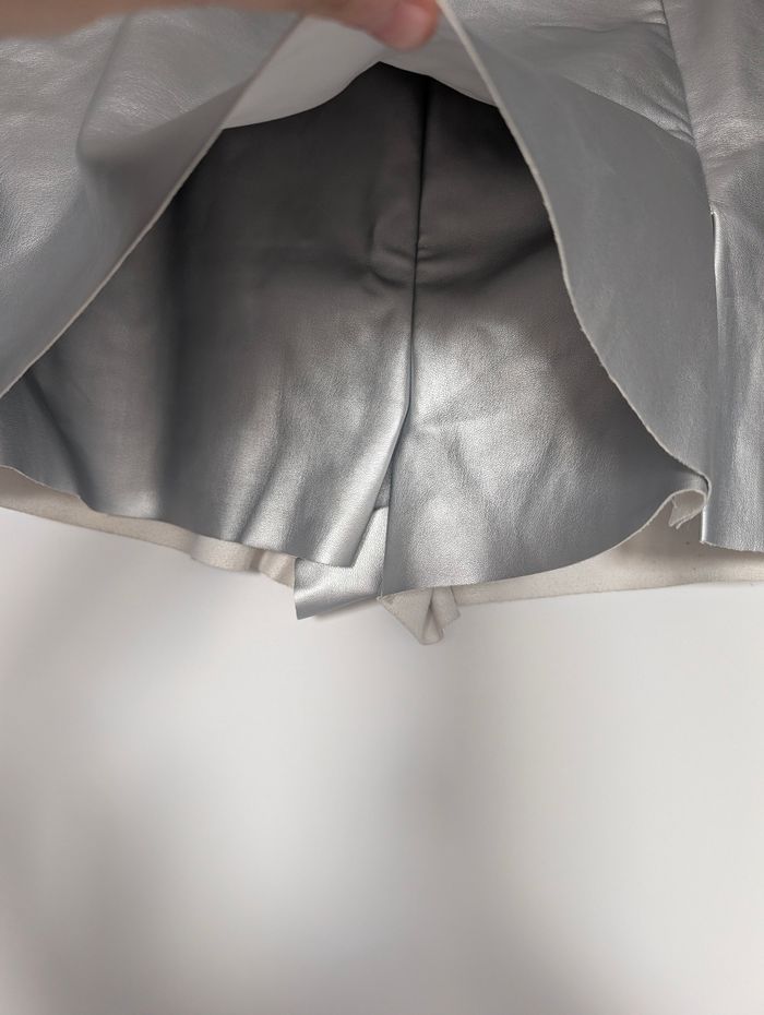 Short argenté effet cuir Oraije Paris – taille 40 (L) Bon état général - photo numéro 3