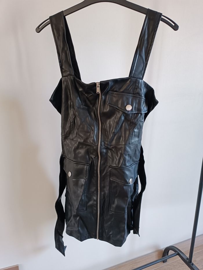 Robe noire en similicuir L