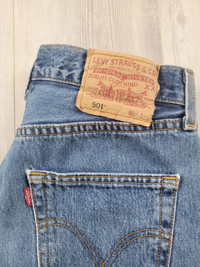 Jean Levi’s 501 W30 L32 bleu  – coupe droite - photo numéro 2