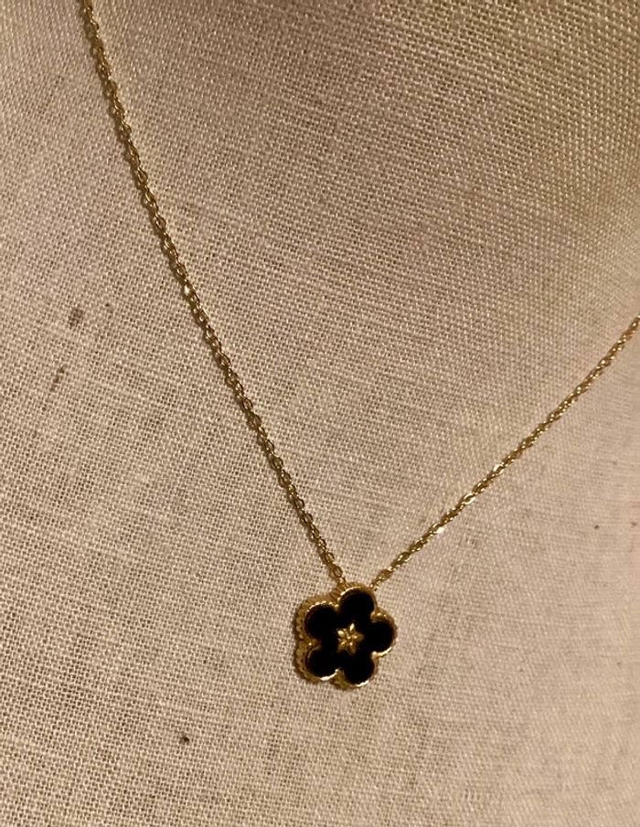 Collier réglable acier inoxydable or trèfle fleur résine noire - photo numéro 3