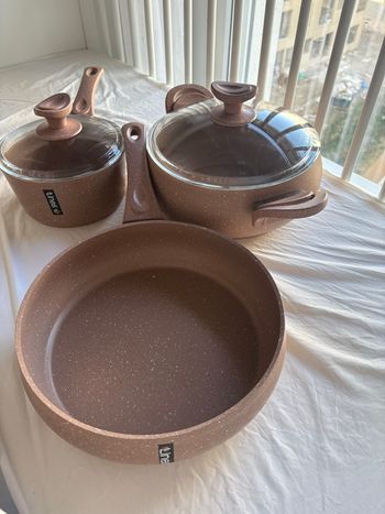 ensemble de casseroles et poêles