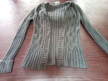 Gilet gris torsadé à capuche