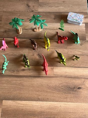 Je vend un lot de dinosaures + plante jouet très bon état