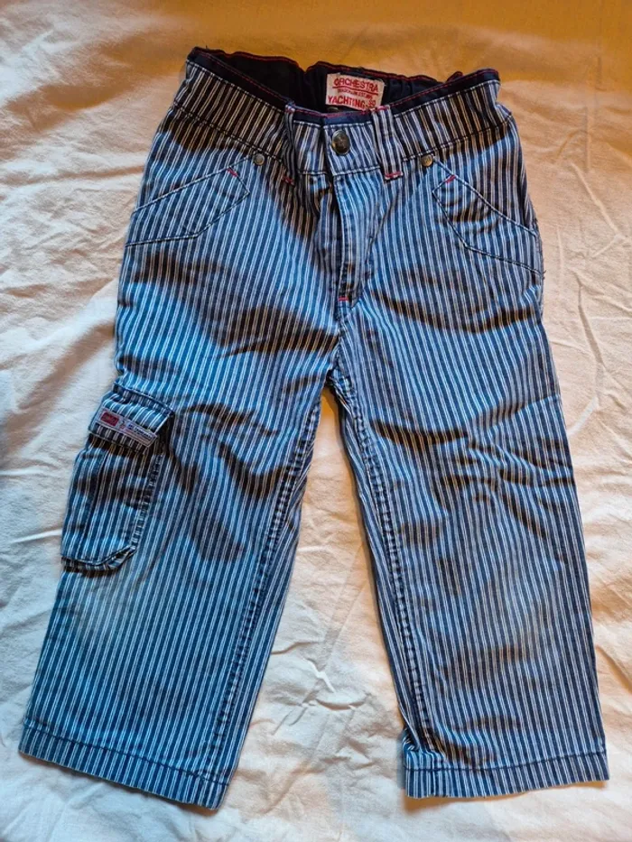 Pantalon rayé bleu et blanc