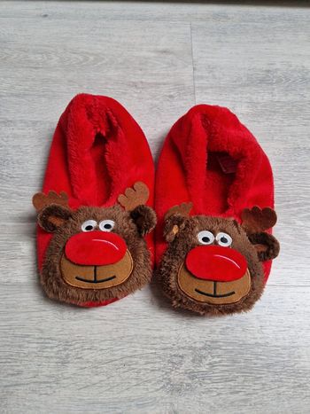 Chaussons neufs antidérapants rouge avec motif renne