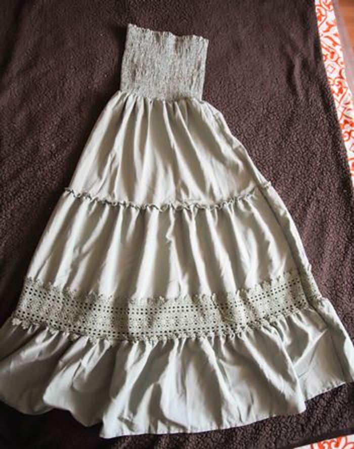 Robe bustier vert anis, smoke et dentelle