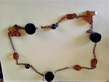 Collier fantaisie avec papillons et pompons orange et marron