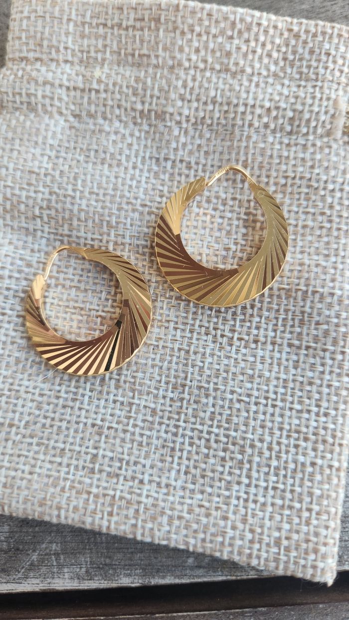 Boucle d'oreille  plaqué  or  striée - photo numéro 2