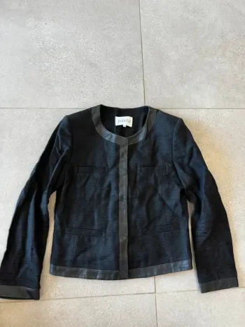 Gilet noir Claudie Pierlot taille 38, très bon état il y a juste l'étiquette qui est un peu jaunit